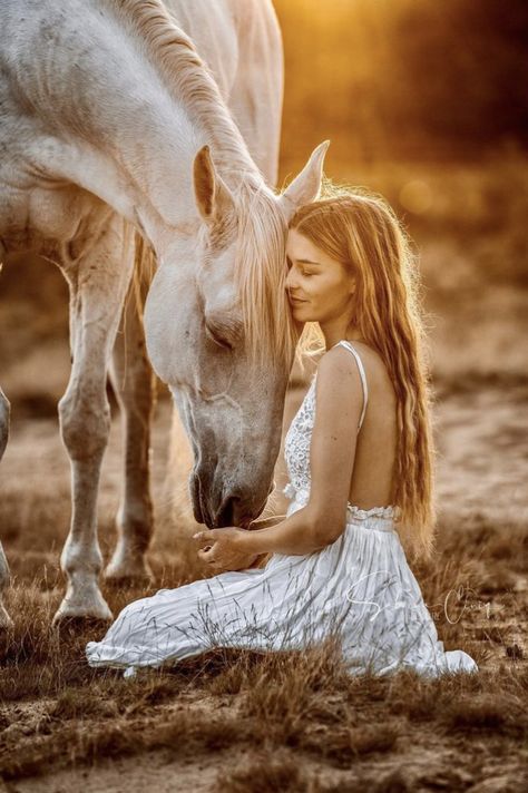 Senior Horse Photography, Equestrian Photoshoot, Horse Photoshoot Ideas, Equine Photography Poses, Horse Senior Pictures, Horse Photography Poses, Foto Cowgirl, Pictures With Horses, Western Photoshoot