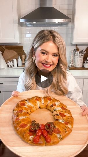 Facebook Christmas Pizza Wreath, Pizza Wreath, Christmas Eve Appetizers, Christmas Sandwiches, Wreath Recipe, Mini Decorations, Pepperoni Bread, Crescent Roll Pizza, Christmas Pizza