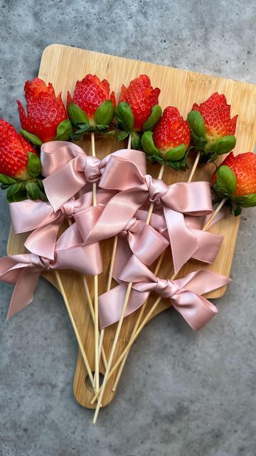 Sine Siemkowicz on Instagram: "Strawberry Bow Roses🎀🍫  Surprise your loved ones with these adorable edible flowers, which are best served with melted chocolate.  For the full instructions head to my website (link in bio) or search:   https://food-bites.com/recipe/strawberry-bow-roses  #valentinesday #chocolate #strawberries #beautifulcuisines #tutorial #howto" Strawberry Brunch Ideas, Bridal Strawberries, Strawberry Valentines Ideas, Bachelorette Strawberries, Valentine Flower Pretzel Bites, Roses Surprise, Strawberry Edible Arrangement, Rose Strawberries, Valentine’s Day Fruit Charcuterie Board