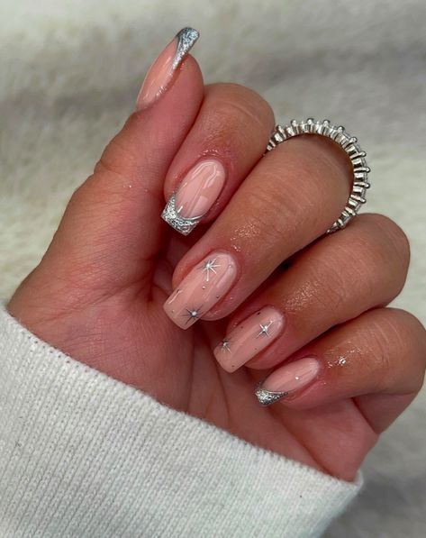 45+ Amazing Silver Nails You Must Try This Season! - Prada & Pearls Silver Nails Aesthetic, Silver Nails Almond, Silver Nails Designs, Nail Designs Silver, Silver Nails Short, Nail Ideas Silver, Silver Nails Ideas, Silver Nail Ideas, Chrime Nails