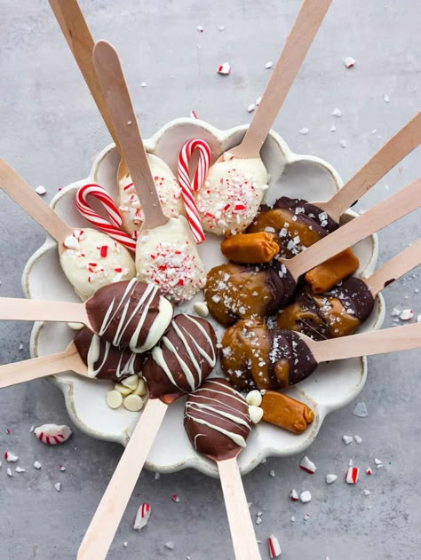 These quick and easy hot chocolate spoons are the BEST! Not only are they adorable and the perfect holiday gift, but they make a knockout cup of hot cocoa! Cocoa Spoons, Yummy Chocolate Desserts, Easy Hot Chocolate, Hot Chocolate Spoons, Diy Food Gifts, Cup Of Hot Cocoa, Chocolate Spoons, Frozen Hot Chocolate, The Recipe Critic