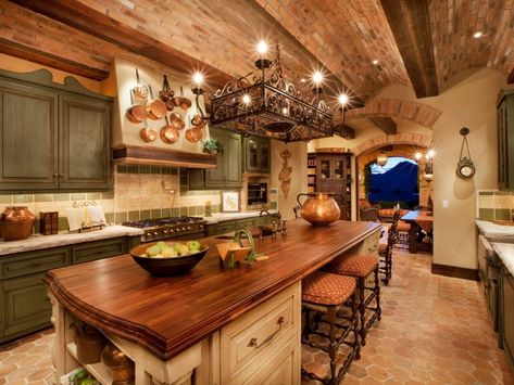 Party-Ready Kitchens | HGTV Rustic Italian Decor, Dapur Rustic, Tuscan Kitchen Design, Tuscan Kitchens, Modern Neoclassical, Italian Kitchen Design, Model Dapur, Tuscan Farmhouse, Best Kitchen Design