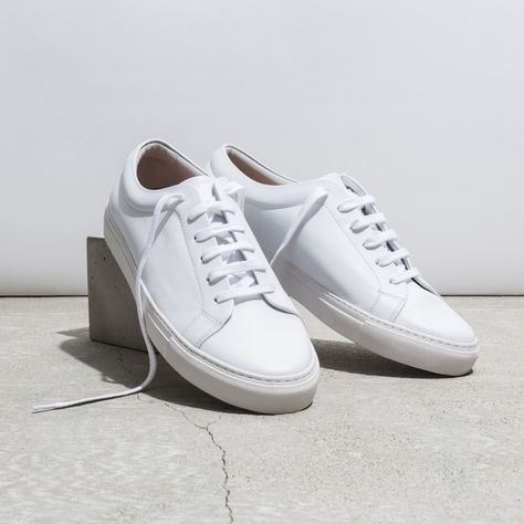 White Leather Sneakers Men, Sneakers Uk, Sneakers Guide, Best White Sneakers, White Sneakers Outfit, Leather Sneakers Men, White Shoes Men, Mens Fashion Sneakers, White Sneakers Men