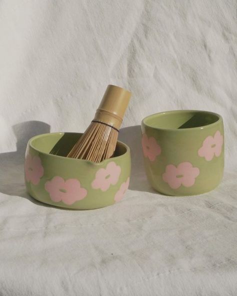 Clay Matcha Bowl, Matcha Set Ceramics, Cute Matcha Bowl, Glazing Ideas For Ceramics, Pottery Painting Couple, Pottery Painting Green, Ceramic Matcha Bowl, Ceramic Glazing Ideas, Matcha Pottery