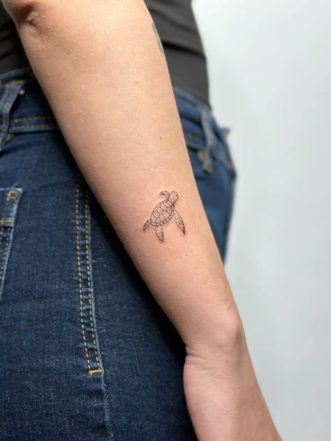 Cute Small Turtle Tattoo, Sea Turtle Tattoo Fineline, Fine Line Tattoo Turtle, Turtle Tattoo Wrist, Small Tattoos Turtle, Turtle Tattoo On Ankle, Fineline Turtle Tattoo, Fineline Tattoo Ideas Meaningful, Turtle Tattoo Fine Line