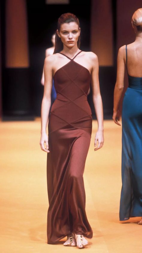 Narrow Shoulders How To Dress, 2000 Runway Fashion, Versace Dress 90s, 90s Runway Dresses, Tyra Banks Style, Pink Runway Dress, Brown Runway, 90s Summer Dress, 90s Catwalk