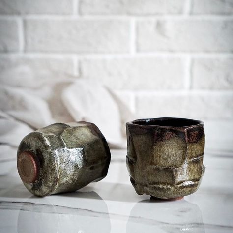 A wheel-thrown teacup also called a yunomi in Japan. Altered after throwing by faceting the walls to give a lovely texture. Then glazed in a tenmoku layer with a white glaze to give a moss green. #yunomi #teacup #japanesepottery Kurinuki Cup, Kurinuki Pottery, Earth Ceramics, Pottery Japanese, Carved Pottery, Pottery Kiln, Organic Ceramics, Dinner Party Table, Pottery Videos