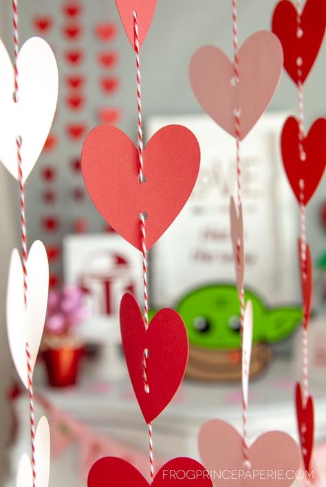 Valentine Paper Crafts, Cricut Valentine, Paper Heart Garland, Valentine Garland, Easy Valentine Crafts, Diy Valentine's Day Decorations, Valentine Banner, Valentine Craft, Diy Valentines Decorations