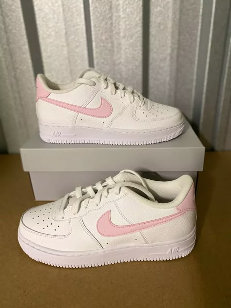 Nike Air Force Rosa, Air Force Rosa, Tenis Air Force, Nike Shoes Women Fashion, Nike Air Shoes, Cute Nike, Cute Nike Shoes, Cute Nikes, Popular Shoes