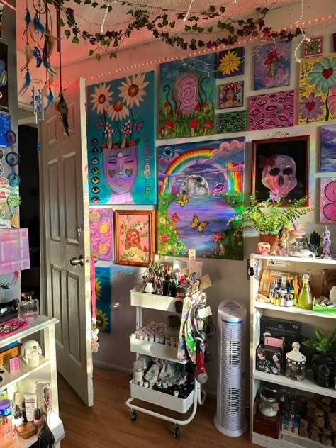 Aesthetic Room Artist, Artistic Room Ideas Bedroom, Bedroom Ideas Artsy Aesthetic, Small Artist Bedroom, Creative Room Aesthetic, Colorful Indie Room, Room Ideas Aesthetic Artist, Artsy Bedroom Ideas Creative, College Dorm Room Ideas Maximalist