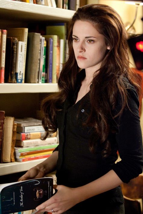 Bella Swan Cullen / newborn vampire Alice Cullen Outfits, Bella Swan Aesthetic, Twilight Images, Twilight Outfits, Twilight Saga Series, Bella Cullen, Breaking Dawn Part 2, Twilight Photos, Twilight New Moon