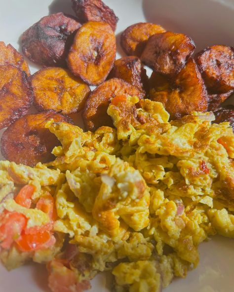 Is it even weekend breakfast if it’s not fried plantain and Nigerian style scrambled eggs? #nigerianscrambledeggs #friedplantains #nigerianbreakfast #nigerianbreakfastideas Nigerian Breakfast Ideas, South African Breakfast, Nigerian Breakfast, Fried Plantain, Spicy Eggs, Fried Plantains, Food For Baby, Nigerian Style, Breakfast Aesthetic