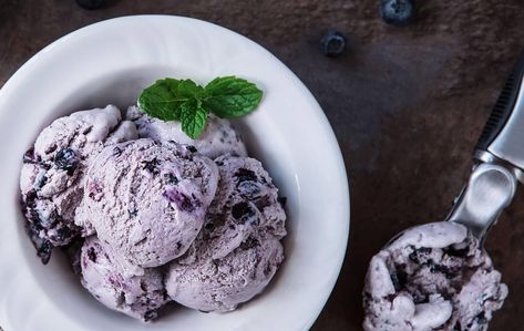 Very Berry Frozen Yogurt Recipe - Cuisinart.com Healthy Parfait Recipes, Blueberry Frozen Yogurt, Nice Ice Cream, Healthy Parfait, Frozen Yogurt Blueberries, Berry Ice Cream, Frozen Yogurt Ice Cream, Boozy Ice Cream, Candy Watch