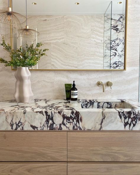 Fontes on Instagram: “One of a kind marble bathroom sink. Designed by @fontesinterior . . . . . . #fontesinterior #marblebathroom #interiordesign #luxurybathroom…” Bathrooms With No Windows, Calacatta Bathroom, Marble Sink Bathroom, Marble Bathroom Sink, Marble Bathroom Vanity, Luxury Bathroom Design, White Marble Bathrooms, Modern Luxury Bathroom, Oak Bathroom