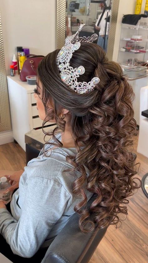 Quince Hair, Sweet 16 Hairstyles, Quince Planning, Quince Hairstyles For Long Hair, My Quinceanera, Xv Ideas, Quince Stuff, Hair Quince, Hairstyles With Crown