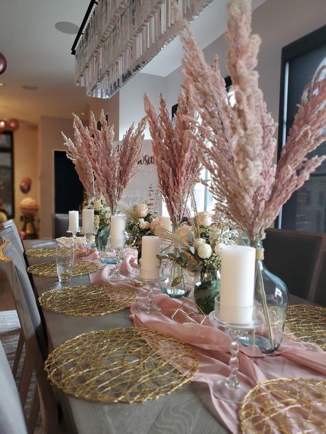 Pink And Cream Table Decor, Rustic Pink Birthday Decor, Pink And Champagne Decor, Boho Glam Tablescape, Boho Party Centerpieces, Boho Confirmation Party, Dusty Rose Table Decor, Rose Gold And Pink Table Decor, Brown And Pink Party Decor