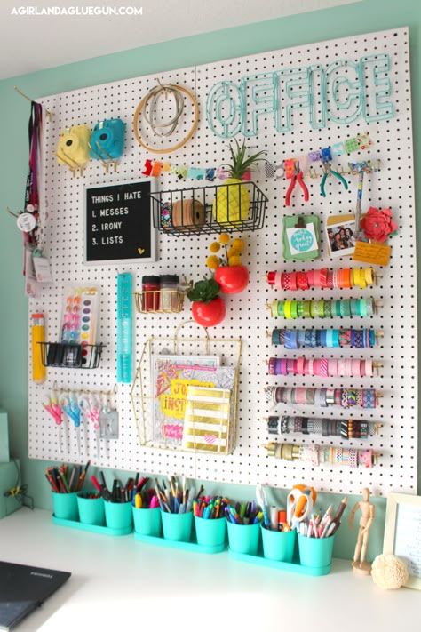 You got to see my peg board organization HERE and I’ve since been seeing pegboards EVERYWHERE!!! So many amazing hacks and tips and colors and sizes!!! I just HAD to do a roundup! (had too!) I think I just love pegboards because they are so easy to change up the layout and what you put … Peg Board Display, Room Pegboard, Decal Business, Office Closet, Dream Craft Room, Craft Room Design, Craft Space, Pen Organization, Craft Area