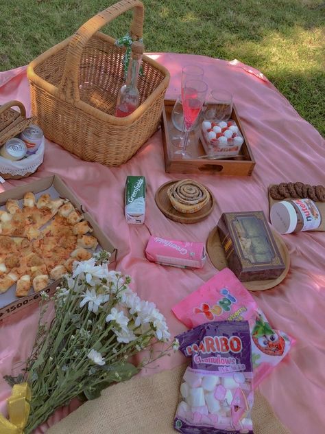 Looking for fun and creative picnic ideas? Whether you are planning a beach party, garden tea party or a sports picnic we have you covered. Discover our top picnic theme ideas for a memorable and enjoyable outing. #picnicideas #picnicaesthetic #picnicdates #picnicfood #picnicphotoshoot #picnicbirthdayparty #picnicideasforcouples #picnicdatenight #picnicideasforfriends #beachpicnic #thingstodowithfriendsinsummer #outdoormovienight #romanticpicnics #picnicfoodideas #cutepicnicideas Spring Bday Party Ideas, Spring Birthday Picnic, Picnic Theme Ideas, Fun Picnic Ideas, Picnic Date Food, Picnic Photo Shoot, Picnic Inspo, Picnic Birthday Party, Beach Picnics