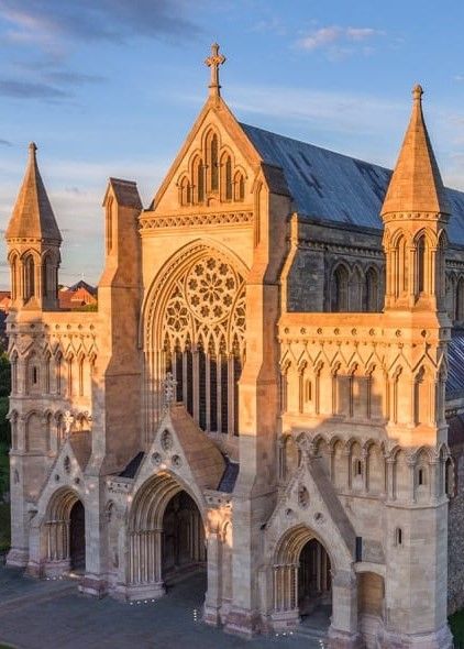 St Albans Cathedral, St Albans England, Famous Cathedrals, Cathedral Aesthetic, Culture Of England, Rainbow Picnic, English Cathedrals, English Culture, British Castles