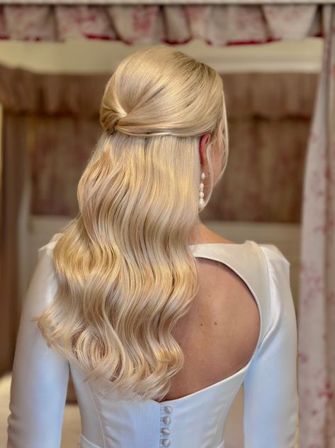 Smooth hollywood waves pulled back into a classic half up half down style 

The perfect style for modern or traditional brides to be!

#halfuphalfdown #bridalhairstyle #suzannenevillebride #hollywoodwave #softwavehairstyle #weddinghairstyles Hollywood Glamour Hair Wedding, Half Up Half Down Pulled Back, Glam Curls Wedding Half Up Half Down, Loose Glam Waves, Blonde Wedding Hair With Veil, Half Up Half Down Wedding Hair Pearls, Hollywood Waves Veil, Hollywood Waves Half Up, Old Money Bridal Hair