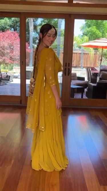 Yellow Suit For Haldi Function Pakistani, Haldi Ceremony Suit Design, Haldi Outfit Inspo For Bridesmaid, Yellow Haldi Outfit For Sister, Indian Haldi Ceremony Dresses, Yellow Sharara For Haldi, Yellow Outfit For Haldi Function, Haldi Ceremony Outfit For Sister Indian, Haldi Clothes