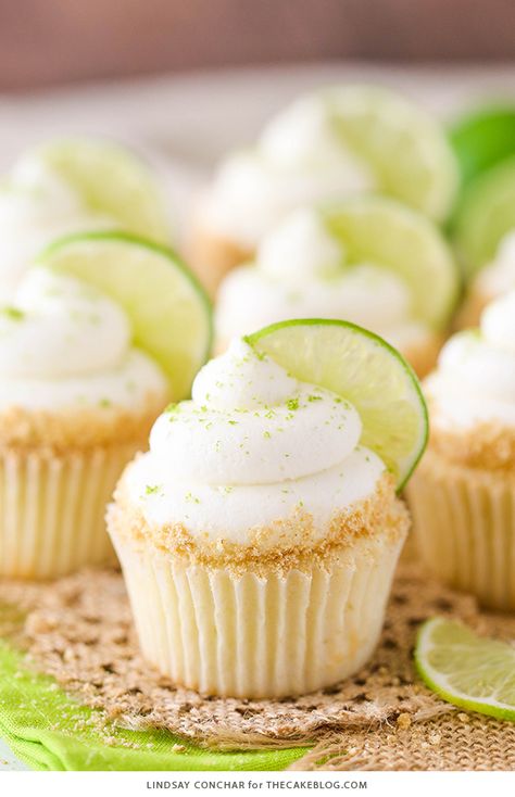 Key Lime Cupcakes - light, fluffy cupcakes full of key lime flavor! With lime juice and zest, topped with a tangy sweet lime frosting and graham cracker crumbs | by Lindsay Conchar for TheCakeBlog.com Keylime Cupcake, Lime Frosting, Key Lime Cupcakes, Fruit Cupcakes, Fluffy Cupcakes, Lime Cupcakes, Cakes Decor, Spring Cupcakes, Biscuits Graham