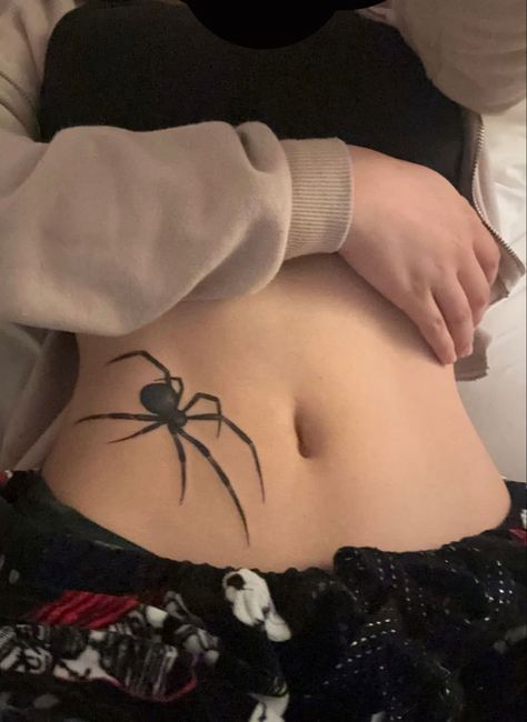 spider tattoo hip placement Henne Tattoo, Tato Minimal, Waist Tattoos, Tattoos Infinity, Grunge Tattoo, Tasteful Tattoos, Tattoos Geometric, Pretty Tattoos For Women, Spider Tattoo