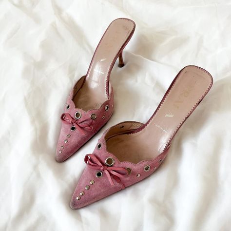 Manolo Blahnik Kitten Heels, Kitten Heels Outfit, Vintage Style Heels, Heels Slippers, Bow Mules, Heels Aesthetic, Outfit Vintage, Heels Outfits, Stunning Shoes