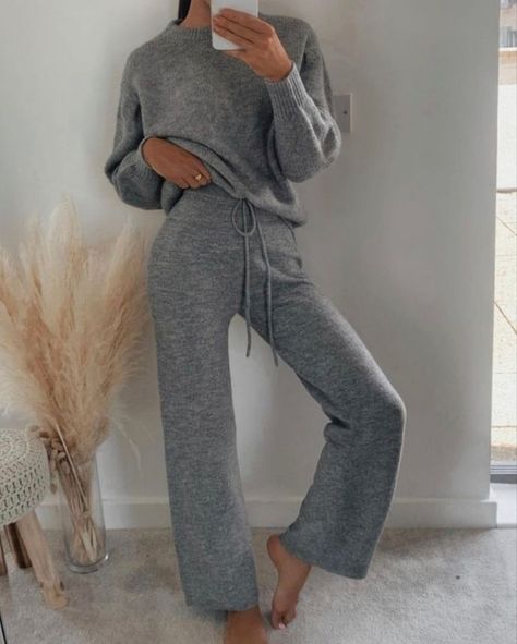 Loungewear Outfits Winter, Cozy Lounge Outfits, Cozy Home Outfit, Aesthetic Loungewear, Loungewear Aesthetic, Postpartum Fashion, Pajamas Aesthetic, Winter Loungewear, Cute Lounge