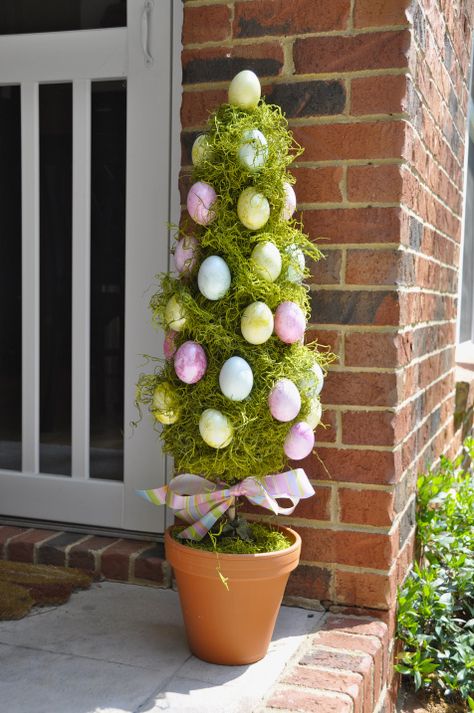 How about an #Easter #Egg #Topiary Tree to decorate your #porch? Cute! Creative Lee Crafted Easter Topiary Tree, Easter Front Porch Decor, Easter Front Porch, Easter Topiary, Diy – Velikonoce, Oster Dekor, Easter Porch Decor, Easter Outdoor, Easter Egg Tree