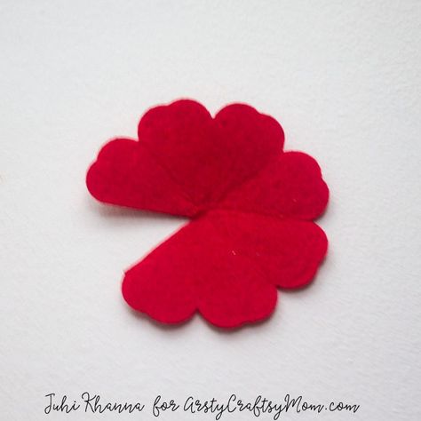 Red Felt Flowers, Felt Poppies, Scouts Activities, Poppy Tutorial, Beaver Scouts, Remembrance Flowers, Poppy Craft, Felt Bouquet, Flowers Poppy