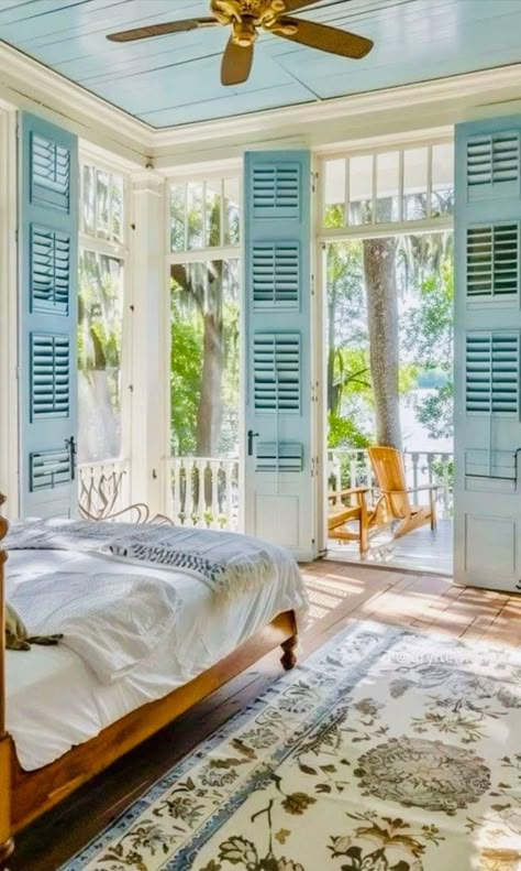 2nd Floor Bedroom Ideas, Florida Home Decor Ideas Interior Design, Mediterranean Beach Apartment, South Carolina Decor Interior Design, Italian Costal House, East Coast Room Aesthetic, Seaside Apartment Interior Design, Bayou Decor, Goa Villa