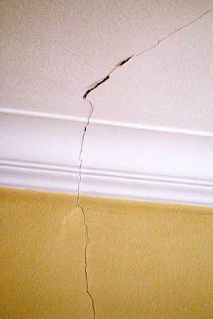 Ceiling Cracks, Repair Ceilings, Easy Home Improvement Projects, Wall Repair, Cracked Wall, Easy Home Improvement, Handyman Projects, Dry Wall, Drywall Repair