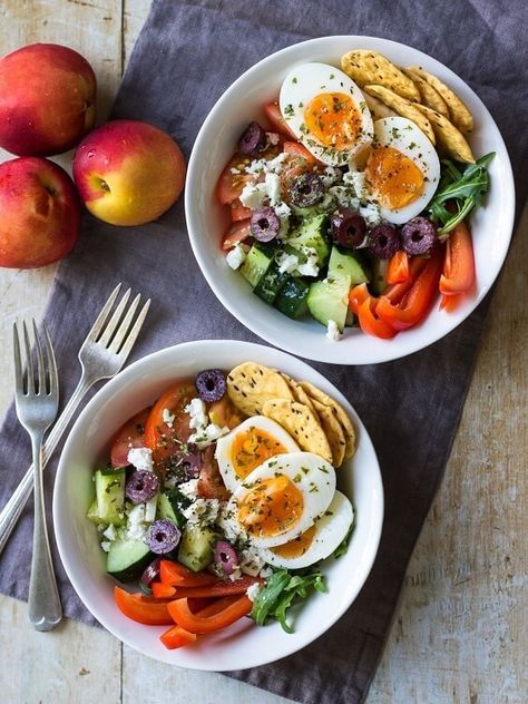 Meal Prep Breakfast Bowls Greek Style. Here's another gluten-free and sugar-free meal that's full of fresh veggies and protein! Prep Breakfast, Breakfast Salad, Break Fast, Quick Healthy Meals, Breakfast Bowl, Breakfast Meal Prep, Meal Prep For The Week, Greek Style, Quick Healthy