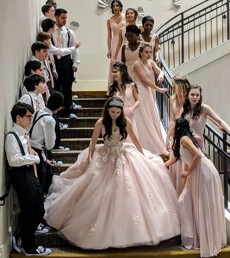 Damas y Chambelanes Western Dama Dresses, Long Dama Dresses For Quince, Quince And Damas, Debut Court, Damas And Chambelanes, Quinceanera Damas Dresses, Quince Damas And Chambelanes, Damas For Quince, Dama And Chambelanes Photo Ideas