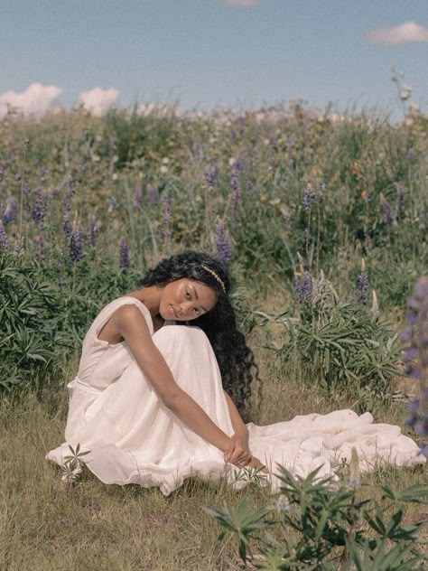 Feminine Girl Aesthetic, Fairy Aesthetic Photoshoot, Dreamy Photoshoot Aesthetic, Dreamy Poses, Flower Crown Photoshoot, Soft Photoshoot, Ethereal Photoshoot, Cottagecore Photoshoot, Gold Leaf Headband