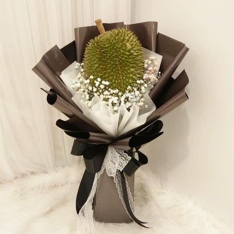 Flower Bucket Ideas, Bouquet Vegetable, Food Bouquet Ideas, Bucket Diy, Wrapping Bouquet, Snack Bouquet, Vegetable Bouquet, Ribbon Rose Bouquets, Fruit Bouquet