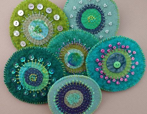 Kiwi Collection of Textile Brooches | Handmade applique broo… | Flickr Felt Circles, Hand Sewn Felt, Penny Rug Patterns, Scissor Fobs, Fabric Glass, Simple Hand Embroidery Patterns, Textile Art Embroidery, Scrap Fabric Crafts, Felt Beads