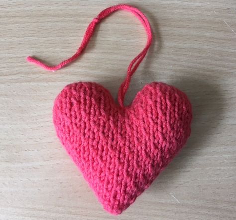 Another Nearly No-Sew Knitted Heart Pattern | scrappystickyinkymess Valentine Knitting, Crochet Keychain Patterns, Knitted Keychain, Knitted Ornaments, Stuffed Hearts, Knitted Heart Pattern, Keychain Patterns, Crochet Valentine, Knitting Christmas