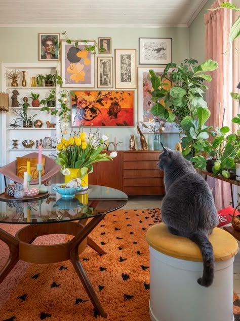 Taso telkkarinurkkaukseen! | Keltainen kahvipannu Maximalist Small Dining Room, Midcentury Eclectic Decor, Cozy Maximalist Living Room, Midcentury Maximalist, Mcm Maximalist, Mcm Boho Living Room, Mcm Apartment, Living Room 70s, Modern Maximalist Decor