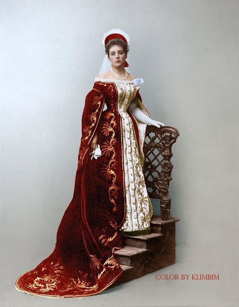 Russian court dress. Princess Elisaveta Sayn-Wittgenstein, née Nabokova (1877–1942), maid of honour of the last two Russian Emresses, aunt of the writer Vladimir Nabokov Traditional Russian Clothing Royal, Grishaverse Cosplay, Russian Royalty Fashion, Phoenix Princess, 1800s Portraits, Traditional Russian Clothing, Russian Court Dress, Russian Traditional Dress, Russian Dress