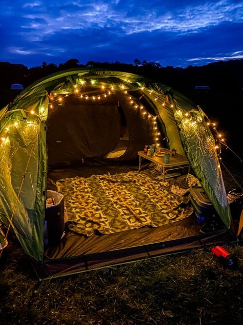 Camping Holiday Aesthetic, Decorated Tents Camping, Comfy Tent Camping, Festival Tent Decoration, Cute Tent Ideas Camping, Cute Tent Ideas, Backyard Tent Ideas, Camp Lighting Ideas, Camping Aesthetic Tent