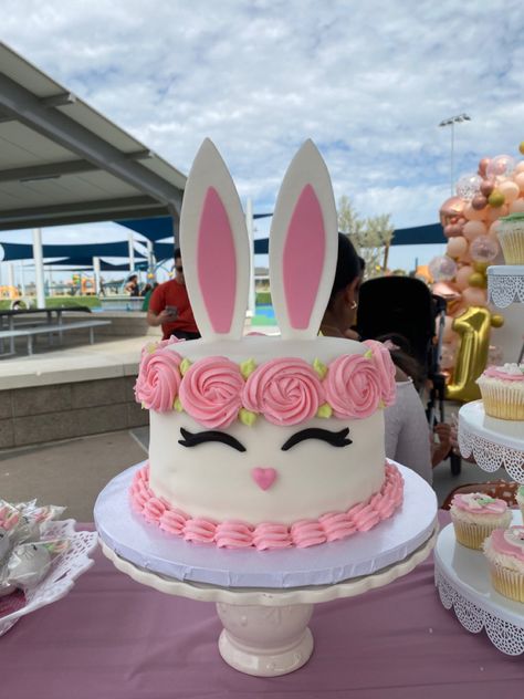 Bunny Smash Cake Girl, Some Bunny Is Turning One Cake, Bunny Cakes Birthday Kids, Bunny Themed Cake, Bunny Cake Birthday, Rabbit Theme Cake, Bunny Smash Cake, Bunny Theme Cake, Bunny Cake Design