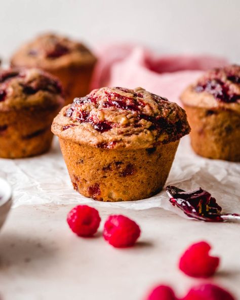 This easy raspberry muffin recipe makes 8 jumbo muffins that look just like they came from the bakery with their beautifully domed tops. Bursting with raspberry flavor from the raspberry jam that is swirled into the batter and into the muffin tops, these homemade raspberry muffins also have a hint of lemon from the lemon juice and lemon zest added to the batter. To keep these muffins flavorful and moist, sour cream is also added to the muffin batter. | kickassbaker.com Jam Filled Muffins Recipe, Gourmet Muffins, Muffins With Sour Cream, Unhealthy Desserts, Dessert Auction, Muffins For Kids, Warming Foods, Healthy Muffins For Kids, The Best Muffins