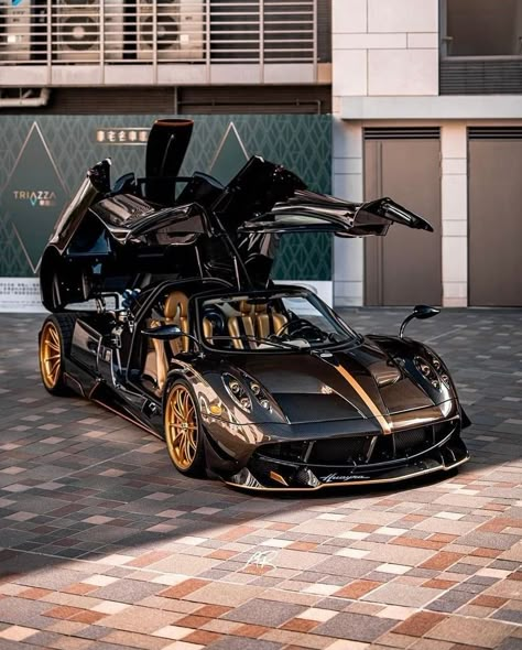 Dreamer Garage — Pagani Huayra Dinastia par supercarsofhongkong via... Pagani Car, Tmax Yamaha, Hyper Cars, Top Luxury Cars, Lux Cars, Super Sport Cars, Aesthetic Car, Exotic Sports Cars, Pagani Huayra