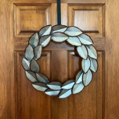 Farmhouse Christmas Outdoor, Metal Wreath Ideas, Rustic Winter Decor, Magnolia Leaf Wreath, Metal Farmhouse, Magnolia Leaf, Cottage Wreath, Rustic Inspiration, Rustic Candle