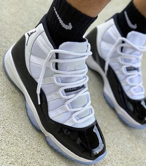 Jordan Retro 11 Outfit, Air Jordan 11 Outfit, Tenis Nike Jordan, Air Jordan 1 Court Purple, Jordans Sneakers Outfit, Jordan Shoes For Women, Black Nike Sneakers, Nike Kicks, Retro Basketball Shoes