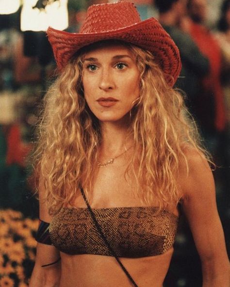 Carrie Bradshaw Hair, Carrie Bradshaw Outfits, Carrie Bradshaw Style, Fashion Moments, And Just Like That, Carrie Bradshaw, Bandanas, We Need, Style Icons