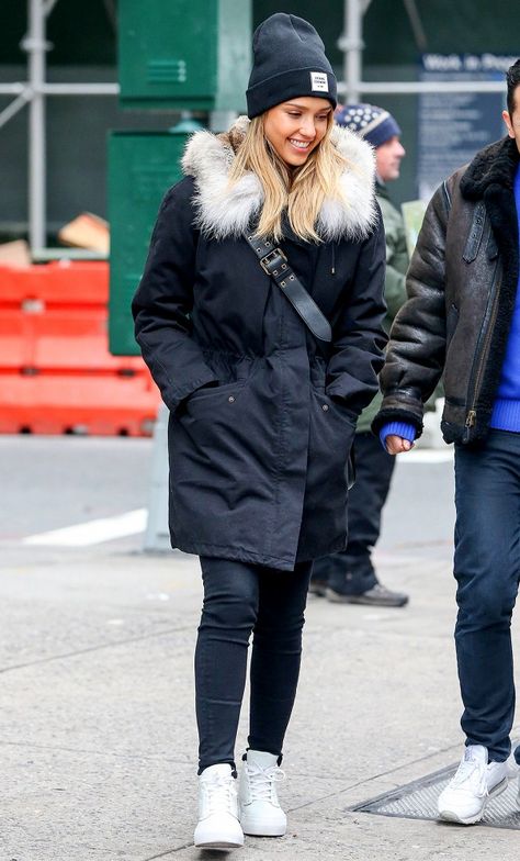 Jessica Alba kept warm with a no frills fur-trimmed parka and beanie Canada Goose Outfit, Black Parka Outfit, Parka Outfits, Parka Jacket Outfit, Parka Outfit, Jessica Alba Style, Black Parka, Winter Outfits Cold, Neue Outfits