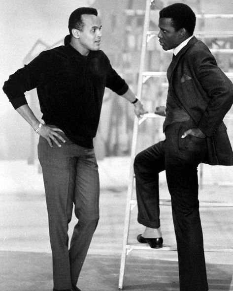 Vintage photo of Harry Belafonte and Sidney Poitier in a deep conversation! 💕 Spooning Cuddle, Black Hollywood Glamour, Iconic Photographs, Sidney Poitier, Black Cinema, African American History Facts, Harry Belafonte, Black Glamour, Black Entertainment